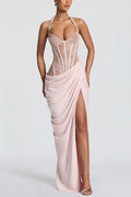 Vestido largo halter Bonita con encaje floral en contraste, detalle estructural, plisado asimétrico y abertura