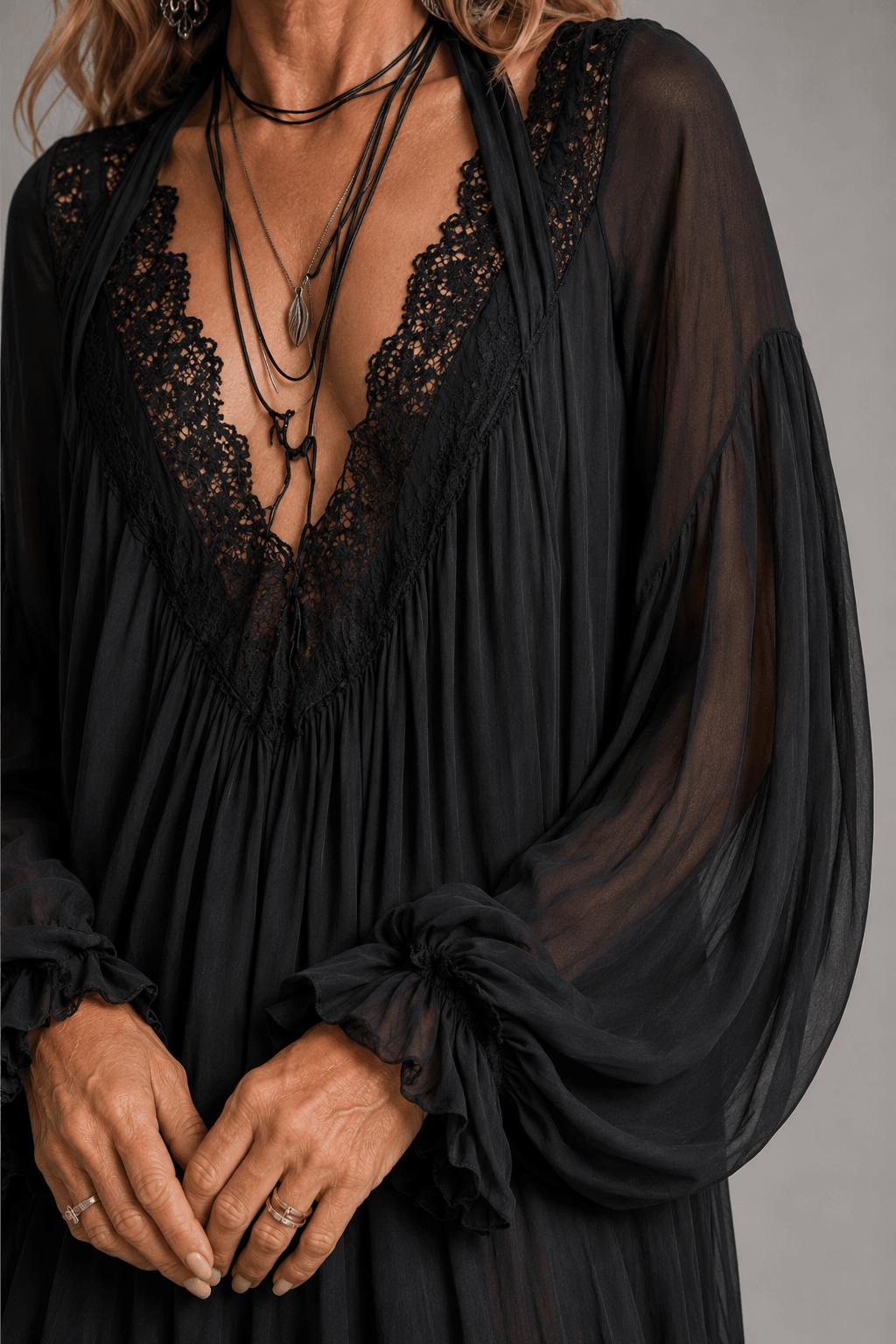Elara™ | Vestido Corto de Chifón Negro con Cuello Halter