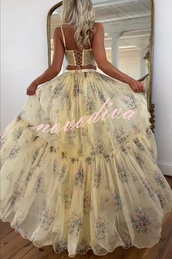 Conjunto Vita de top corto de satén floral con lazo y lazada de encaje en la espalda y falda larga evasé de tul de tiro alto