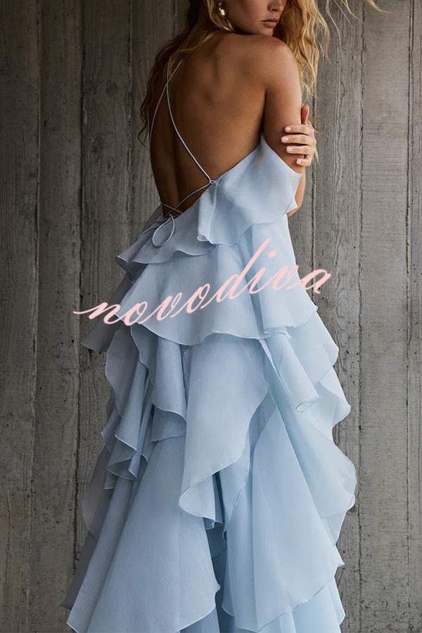 Vestido largo halter vaporoso con detalle de rosa, volantes escalonados y corte en A