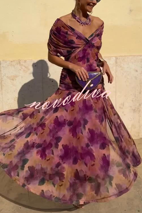 Vestido largo vacacional de malla con estampado único, escote en V y cintura marcada