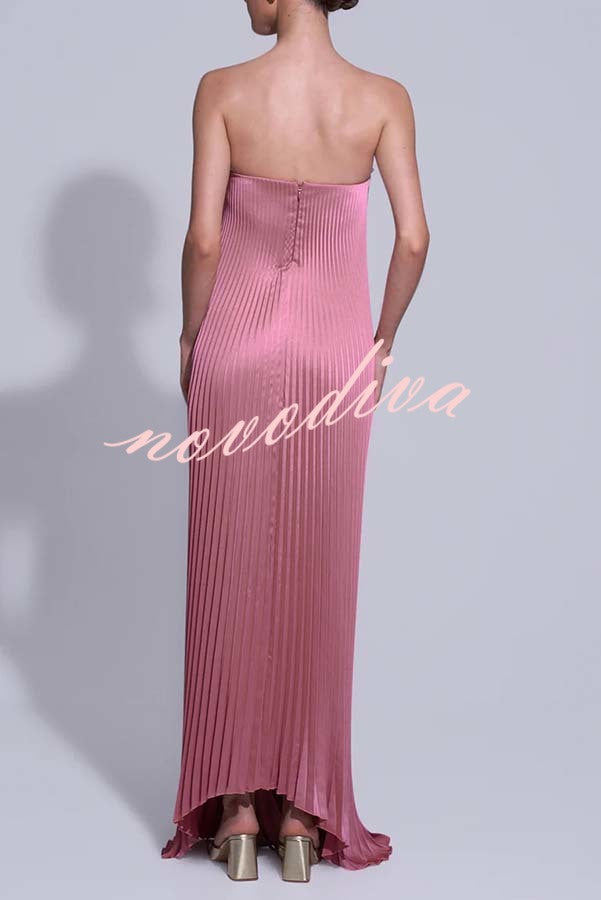 Vestido largo Darling Moment de satén con hombros descubiertos, escote en V, bajo asimétrico y corte en A