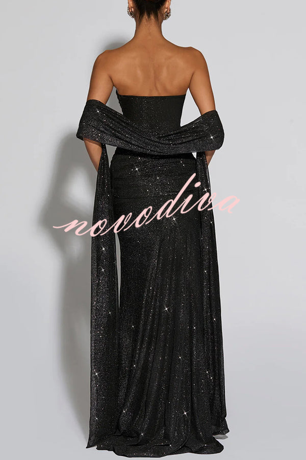 Vestido largo Paula con chal de malla con lentejuelas y punto, hombros descubiertos, fruncido, nudo y drapeado
