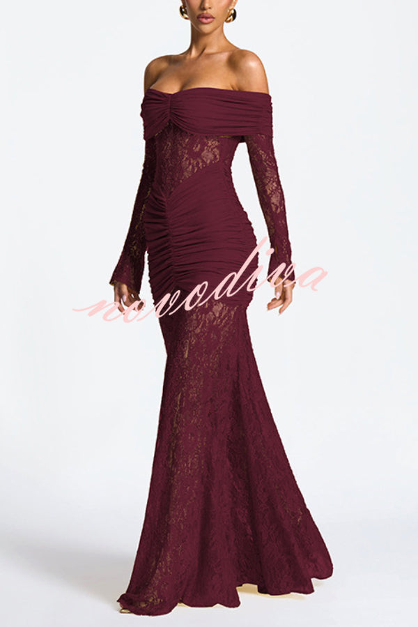 Vestido largo ajustado de color liso con hombros descubiertos, encaje, manga larga y plisado