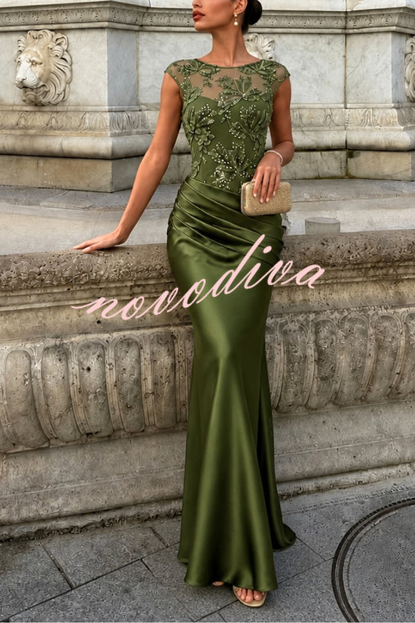 Vestido largo sirena de gala Nasha de satén con lentejuelas florales, escote barco, manga corta y fruncido