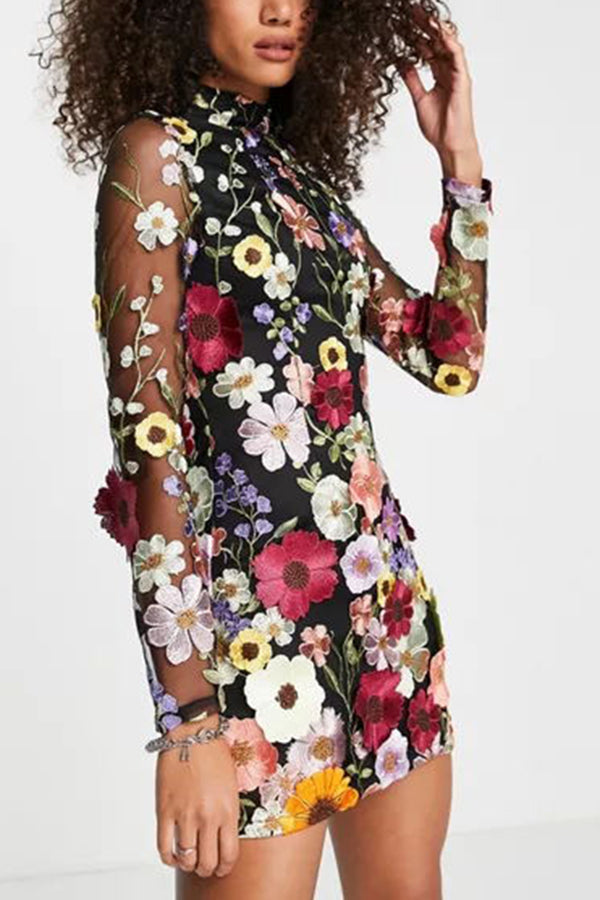 Minivestido Elegantly Enchanted con flores aplicadas, espalda descubierta y manga larga