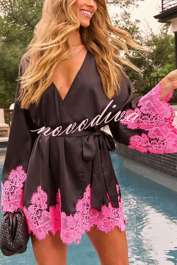 Minivestido kimono Vínculo Alegre de satén con ribete de encaje en contraste, manga campana y lazada