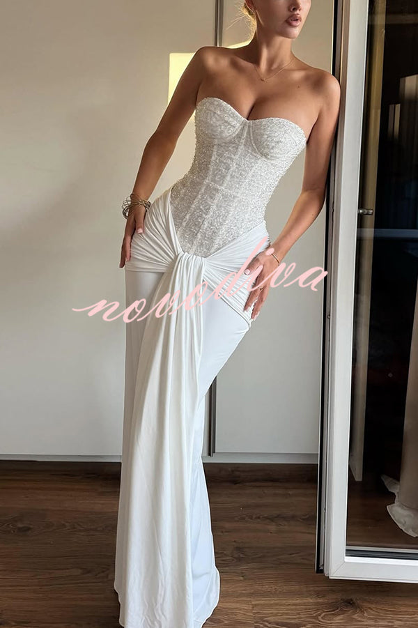 Vestido largo Carina de lentejuelas y punto satinado con hombros descubiertos, fruncido, nudo y caída drapeada