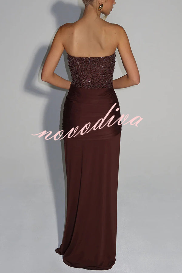 Vestido largo Carina de lentejuelas y punto satinado con hombros descubiertos, fruncido, nudo y caída drapeada
