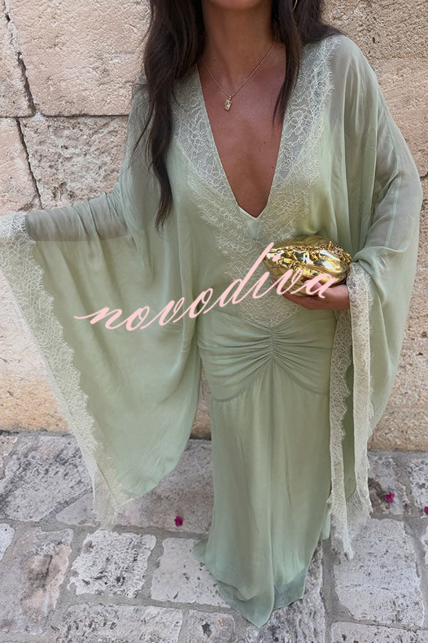 Vestido largo Evita de georgette con ribete de encaje, manga estilo caftán y fruncido en cadera
