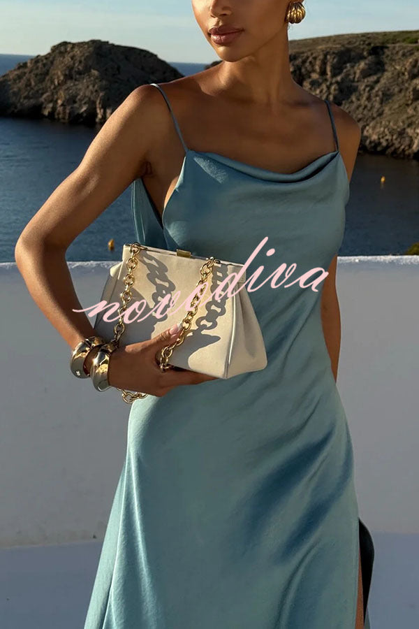 Vestido largo Flowing Elegance de satén con cuello drapeado, espalda descubierta, volantes y abertura
