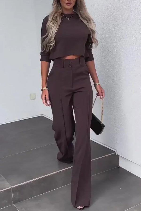 Conjunto Luisa de crop top de cuello alto y media manga y pantalón acampanado de talle alto con bolsillos