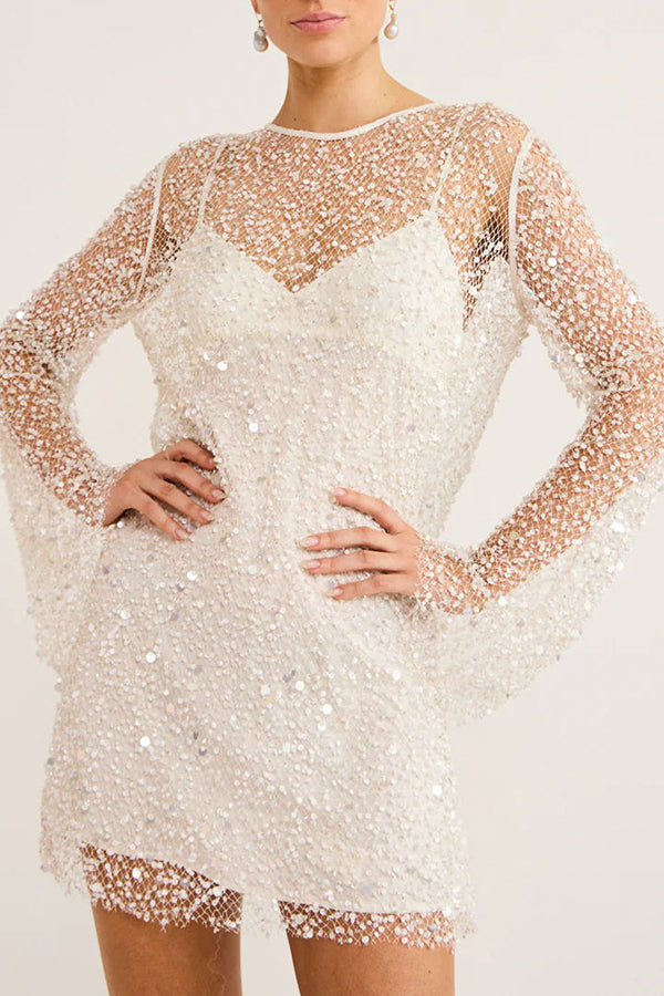 Minivestido brillante de lentejuelas y perlas con combinación por separado