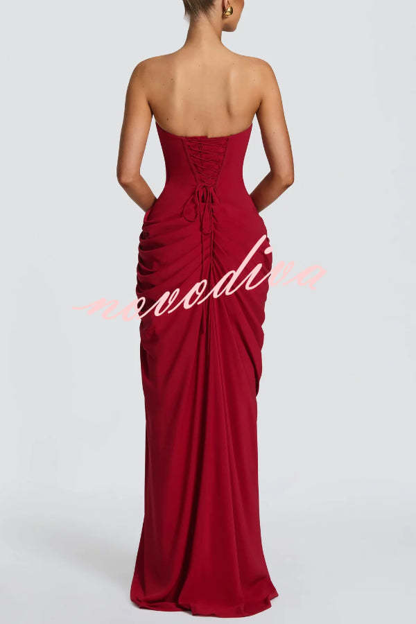 Vestido largo Cyra palabra de honor con plisado asimétrico, abertura y lazada en la espalda