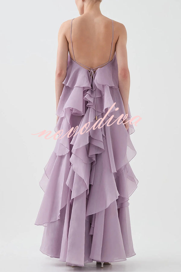 Vestido largo halter vaporoso con detalle de rosa, volantes escalonados y corte en A