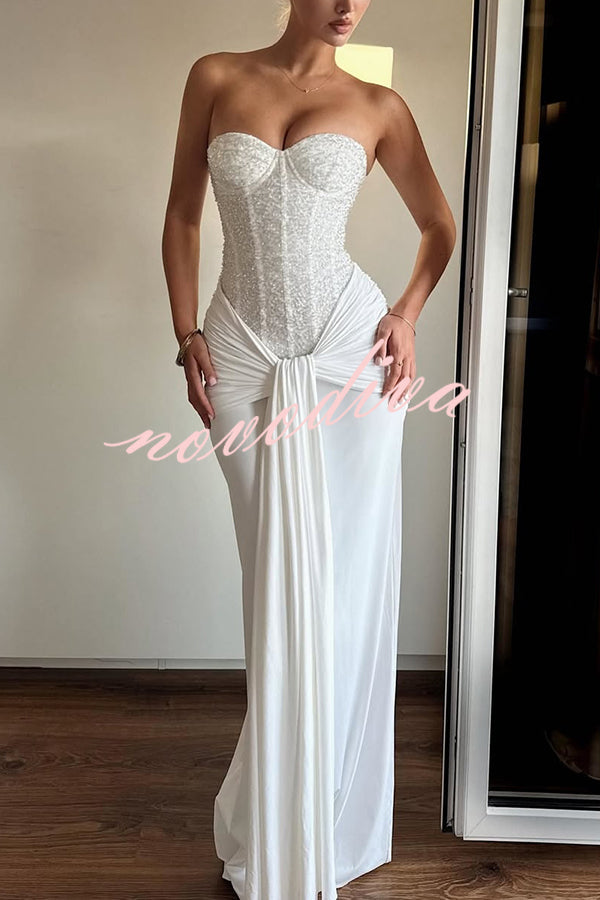 Vestido largo Carina de lentejuelas y punto satinado con hombros descubiertos, fruncido, nudo y caída drapeada