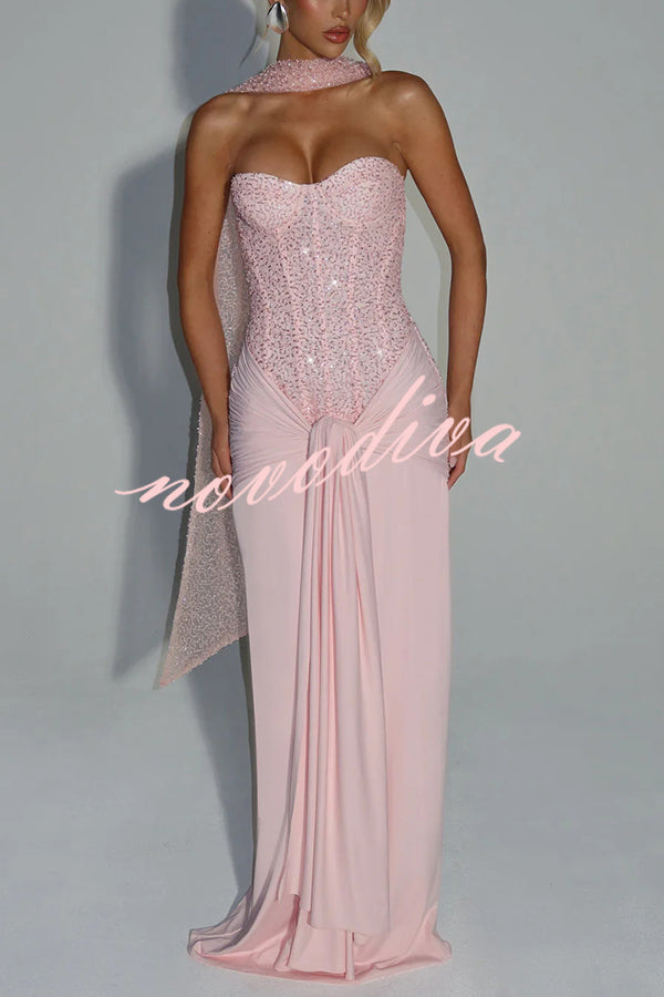 Vestido largo Carina de lentejuelas y punto satinado con hombros descubiertos, fruncido, nudo y caída drapeada
