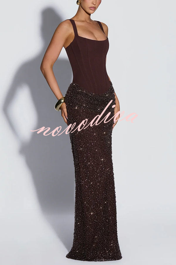 Vestido largo Yeona con escote cuadrado, lazada en la espalda, adornos de lentejuelas y capa drapeada