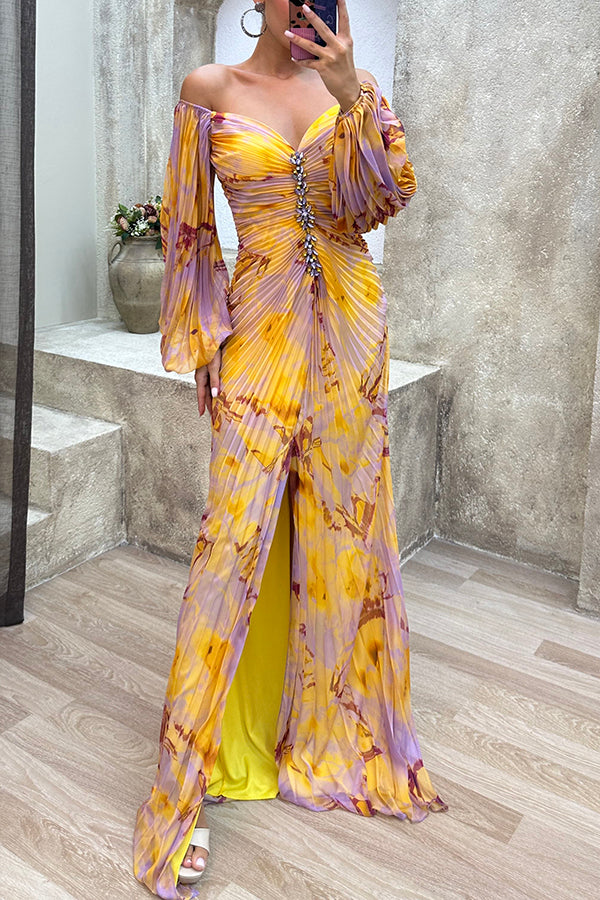 Vestido largo estampado con hombros descubiertos, adornos brillantes, plisado y abertura