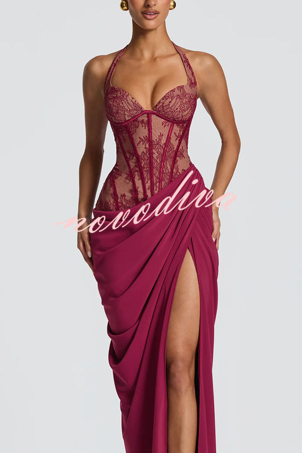 Vestido largo halter Bonita con encaje floral en contraste, detalle estructural, plisado asimétrico y abertura