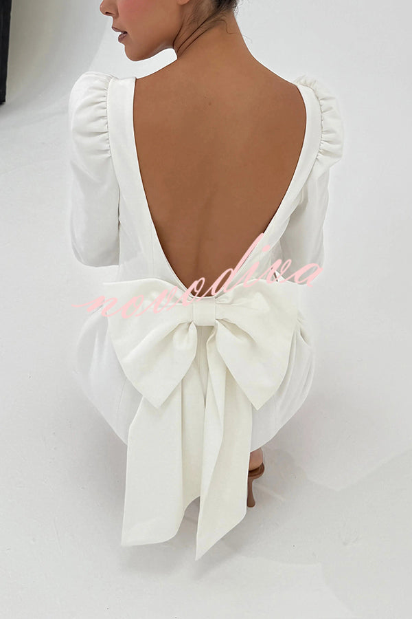 Minivestido Gift for You con hombros abullonados, manga larga y lazo en la espalda