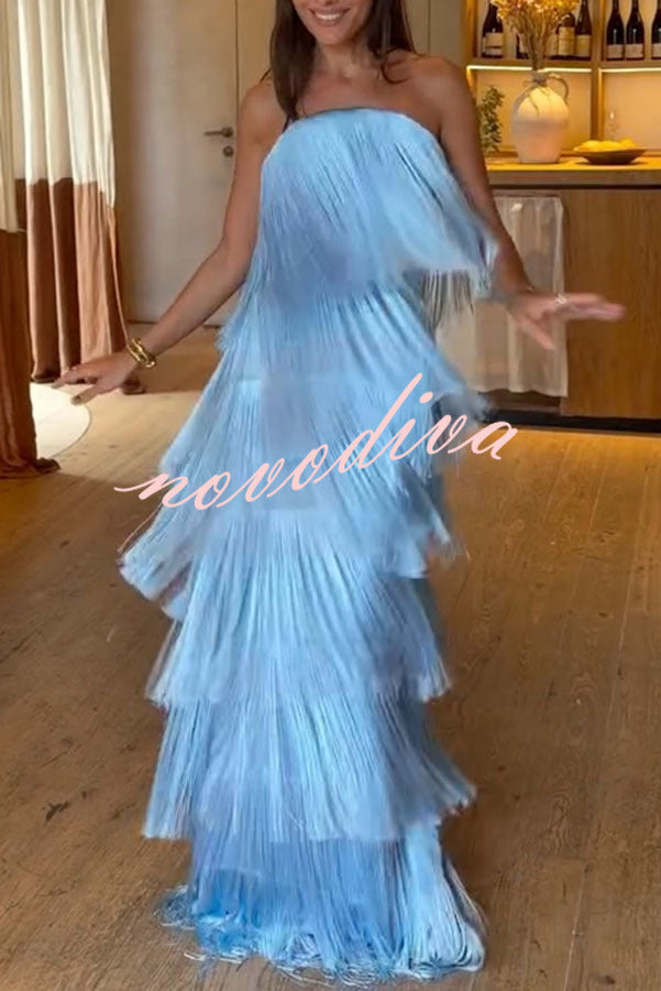 Vestido largo Reina de la Fiesta con flecos en capas, hombros descubiertos y lazada en la espalda