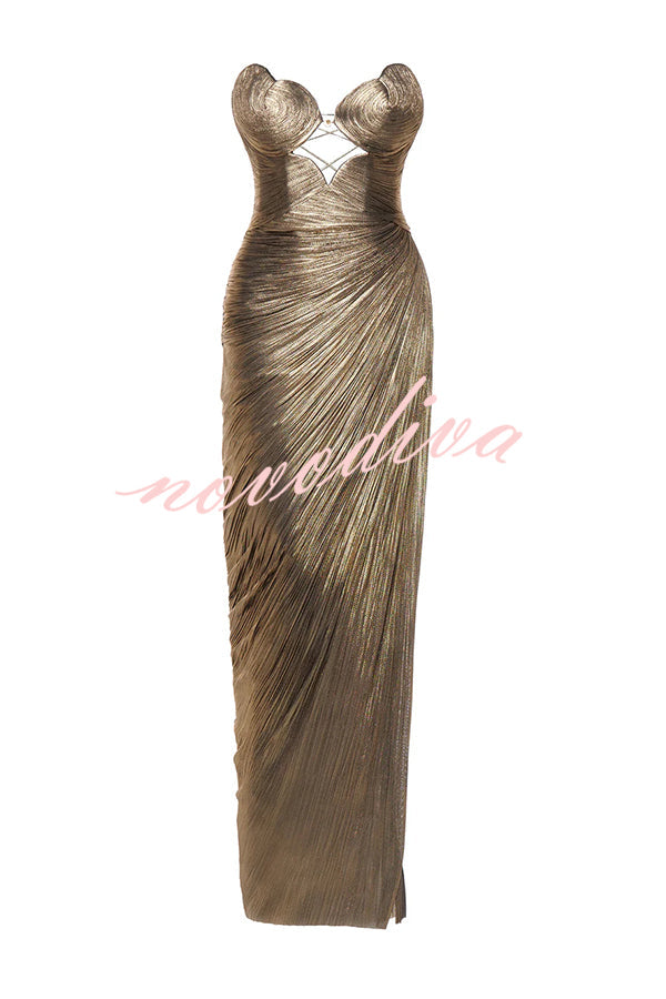 Vestido largo Amisha palabra de honor metalizado y plisado con copas de concha, colgante dorado calado, drapeado y abertura