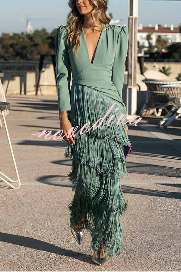 Vestido largo Elegant Night con escote en V, manga larga y bajo de flecos superpuestos