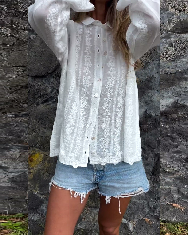 Amery – Blusa Romántica Bordada con Botones