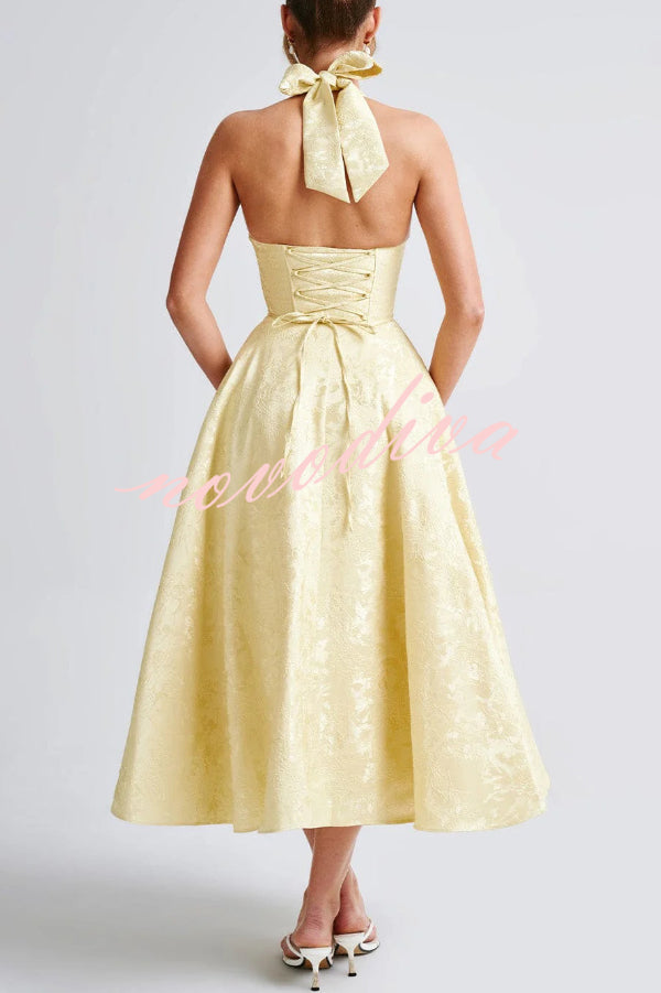 Vestido midi elegante de jacquard con cuello halter, cintura entallada y espalda abierta