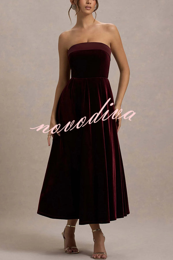 Vestido midi plisado Center of Attention de terciopelo con escote bandeau de satén