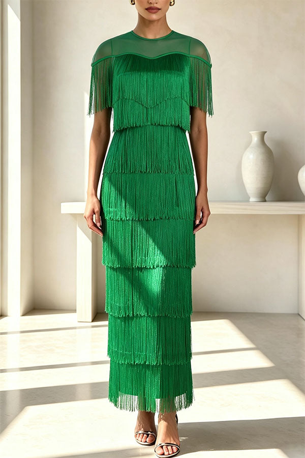 Vestido midi Elowyn de malla con flecos escalonados de patchwork, cuello redondo y manga capa