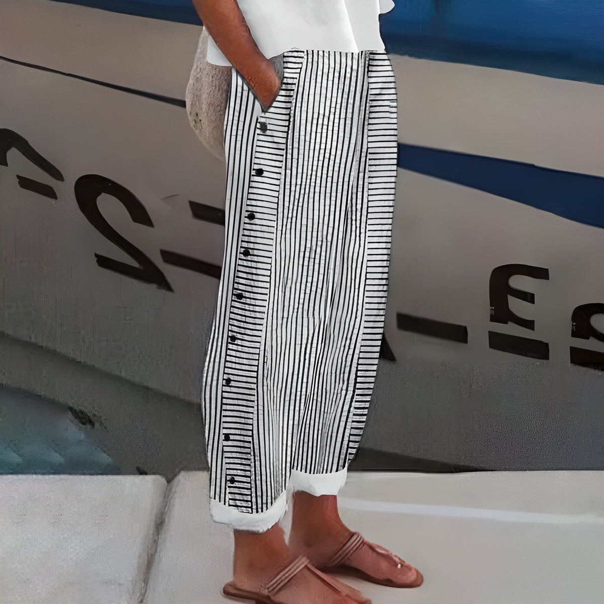 Tess | Pantalón de Rayas con Panel de Botones