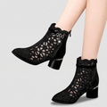 Valeria: botas de tacón elegantes con recortes y encaje