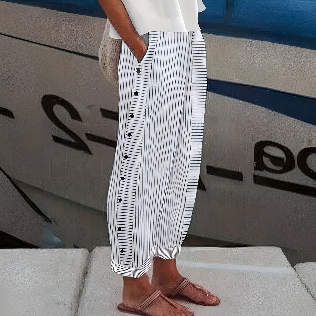 Tess | Pantalón de Rayas con Panel de Botones